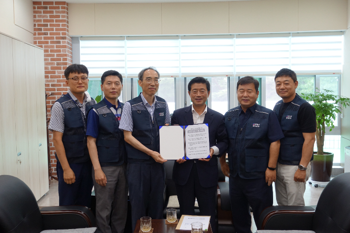 전남 광양시공무원노동조합은 지난 15일 정인화 광양시장 당선인 인수위원회 사무실을 방문해 정 당선인과 간담회를 진행했다. 광양시장직 인수위 제공