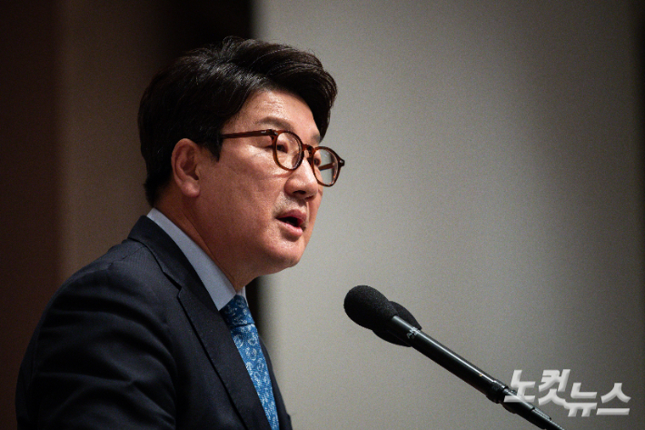 권성동 국민의힘 원내대표가 16일 서울 중구 프레스센터에서 열린 윤석열 정부와 강원특별자치도 법제화 비전선언 심포지엄에서 축사를 하고 있다. 국회사진취재단