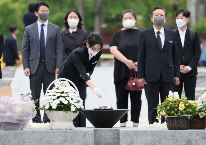 윤석열 대통령의 배우자 김건희 여사가 13일 오후 경남 김해시 진영읍 봉하마을을 방문해 고(故) 노무현 전 대통령 묘소에 헌화한 뒤 분향하고 있다. 연합뉴스