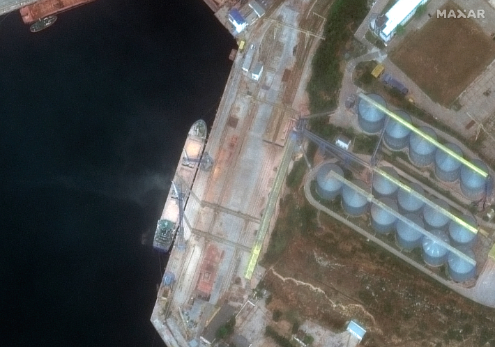 상업위성업체 맥사가 촬영한 위성사진에는 러시아 국기를 단 선박이 지난 12일 크린반도 항구인 세바스토폴에서 곡물을 싣는 모습이 잡혔다. 연합뉴스