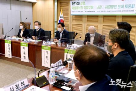 이재명 더불어민주당 의원이 17일 오후 서울 여의도 국회 의원회관에서 열린 RE100 실행, 재생에너지 직접구매의 난관과 해결방안 모색 토론회에서 축사를 하고 있다.