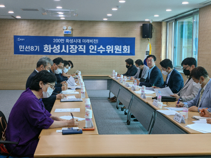 정명근 당선인이 인수위원회 회의에서 발언하고 있다. 화성시장직 인수위 측 제공