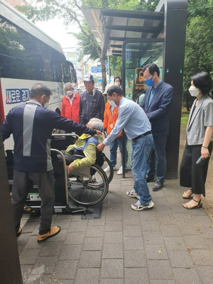 정명근 당선인이 16일 병점역 앞에서 열린 '중증장애인 나들이 행사'에 참석했다. 화성시장직 인수위 측 제공