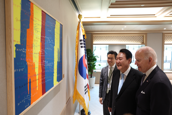 윤석열 대통령과 조 바이든 미국 대통령이 서울 용산 대통령실 청사 집무실에서 단독 환담을 마친 뒤 그림을 감상하고 있다. 연합뉴스
