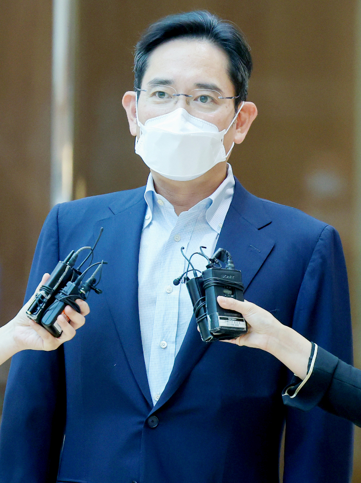 유럽 출장길을 마친 이재용 삼성전자 부회장이 18일 서울 강서구 서울김포비즈니스항공센터(SGBAC)를 통해 귀국해 취재진 질문에 답하고 있다. 연합뉴스