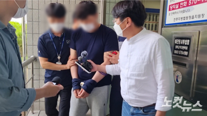 살인 등 혐의를 받는 노모(49)씨가 18일 오전 전북 정읍지원에서 열린 구속 전 피의자 심문(영장실질심사)에 출석했다. 송승민 기자 