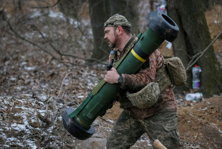 재블린 미사일 운반하는 우크라이나 병사. 연합뉴스