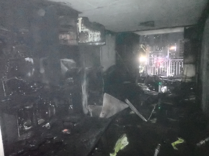부산 해운대구의 한 아파트에서 불이 나 1명이 연기를 마시고 주민 50여명이 대피하는 등 소동이 빚어졌다. 부산소방재난본부 제공