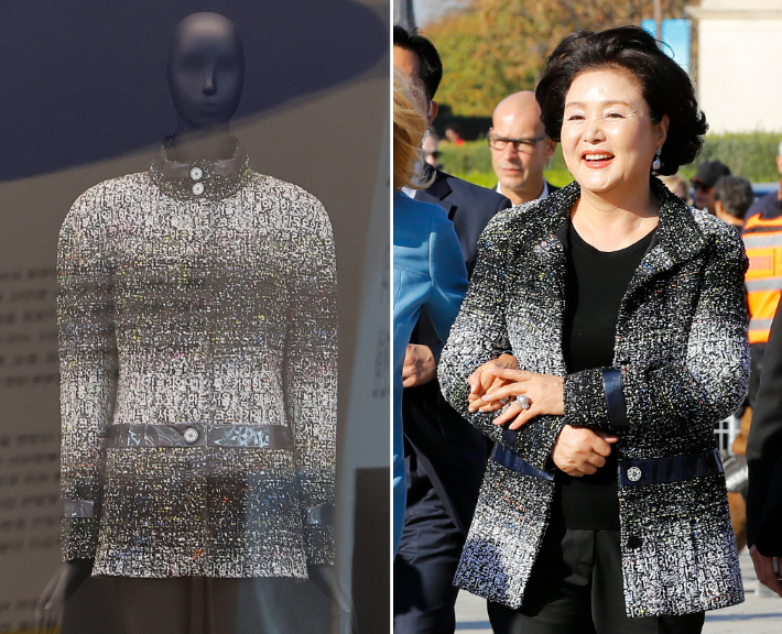 문재인 대통령 2018년 프랑스 국빈방문 당시 김정숙 여사가 입었던 샤넬 한글 재킷이 30일 영종도 인천국제공항 제1여객터미널에 전시돼 있다(왼쪽 사진). 오른쪽 사진은 지난 2018년 10월 15일 김정숙 여사가 에마뉘엘 마크롱 대통령의 부인인 브리지트 마크롱 여사와 프랑스 파리 루브르 박물관으로 입장하고 있는 모습. 연합뉴스