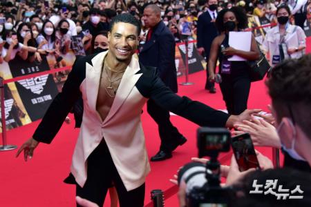 팬들과 인사하는 그렉 타잔 데이비스