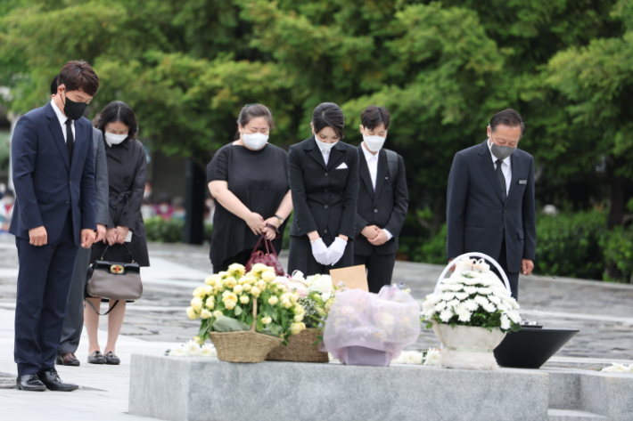 윤석열 대통령 부인 김건희 여사가 13일 오후 경남 김해시 진영읍 봉하마을을 방문해 고(故) 노무현 전 대통령 묘소를 참배하고 있다. 연합뉴스