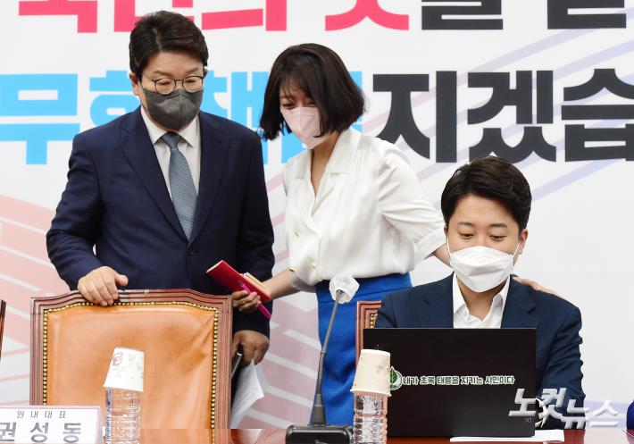 최고위 참석하며 이준석 대표와 인사하는 배현진 최고위원