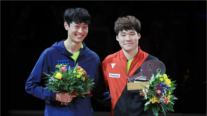 한국 탁구의 미래 조대성(왼쪽)과 대세 장우진이  2022 월드테이블테니스(WTT) 컨텐더 자그레브 남자 복식에서 일본을 꺾고 정상에 올랐다. 사진은 2020년 ITTF 독일오픈 남자 복식 우승 당시 모습. 국제탁구연맹 홈페이지