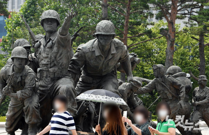 6.25 전쟁 71주년인 지난해 6월 25일 오전 서울 용산구 전쟁기념관을 찾은 시민들이 기념관을 둘러보고 있다. 황진환 기자