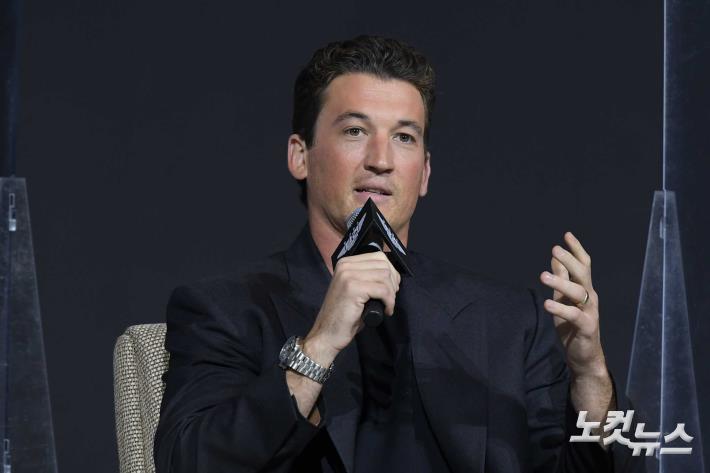 인사말하는 마일즈 텔러