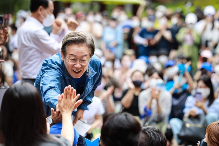 이재명, 지지자들과 '하이파이브'     (인천=연합뉴스) 더불어민주당 이재명 상임고문이 지난 18일 인천시 계양구 계양산 야외공연장에서 열린 '이재명과 위로걸음' 행사에서 지지자들에게 인사하고 있다. 2022.6.19 [독자 제공. 재판매 및 DB 금지]     hong@yna.co.kr (끝)   연합뉴스