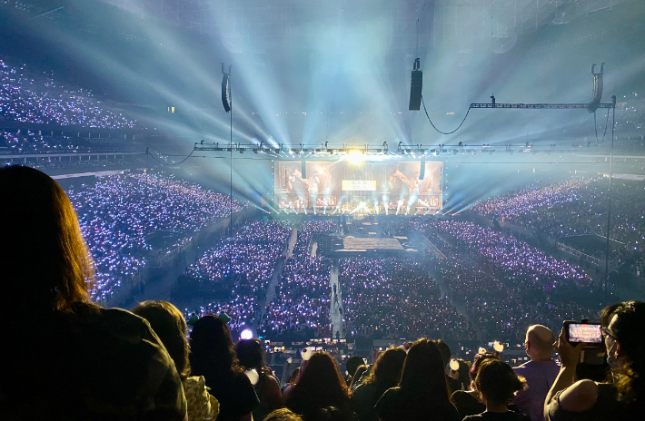 방탄소년단 콘서트에서 아미들이 환호하는 모습. 연합뉴스