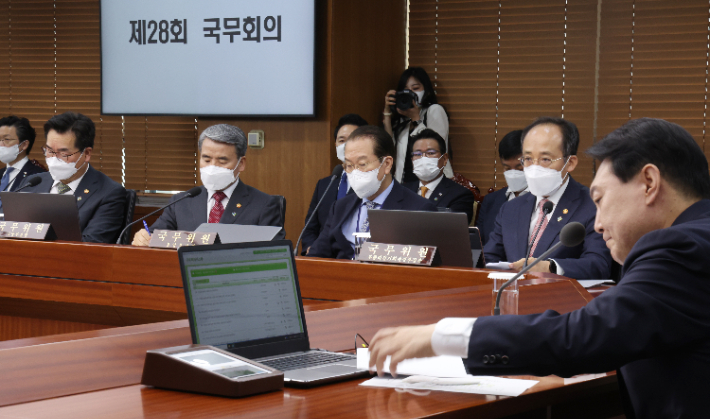 윤석열 대통령이 21일 서울 용산 대통령실 청사에서 열린 국무회의에서  발언하고 있다. 추경호 경제부총리 겸 기획재정부 장관이 굳은 표정으로 윤 대통령의 발언을 경청하고 있다. 연합뉴스