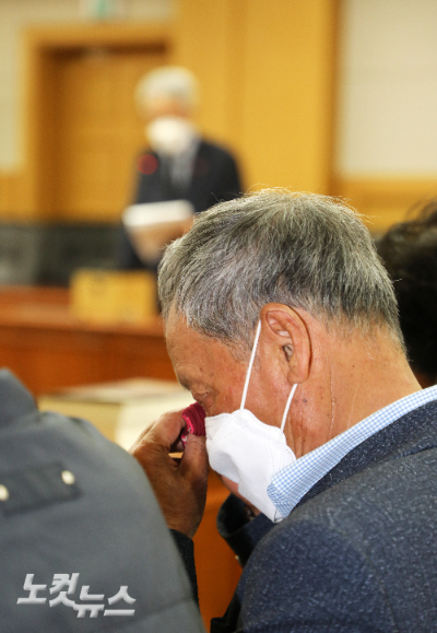 4·3 일반재판 수형인 유가족이 재판 중에 눈물을 훔치고 있다. 고상현 기자