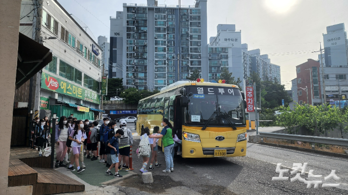 여도초등학교 인근 지역 학생들이 먼 거리에 있는 학교를 가기 위해 통학버스에 오르고 있다. 최창민 기자