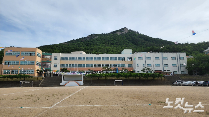 여수 여도초등학교와 운동장. 최창민 기자