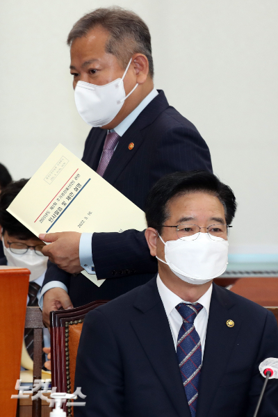 이상민 행정안전부 장관이 지난달 16일 서울 여의도 국회에서 열린 추경안 심사를 위한 행정안전위원회 전체회의에서 추경안 제안설명을 위해 단상으로 향하고 있다. 앞쪽은 김창룡 경찰청장. 박종민 기자