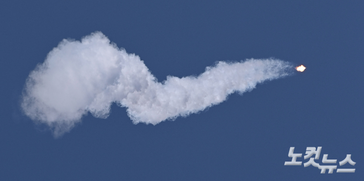 순수 국내 기술로 설계 및 제작된 한국형 발사체 누리호(KSLV-Ⅱ)가 21일 전남 고흥군 나로우주센터 발사대에서 화염을 내뿜으며 우주로 날아오르고 있다. 고흥=사진공동취재단