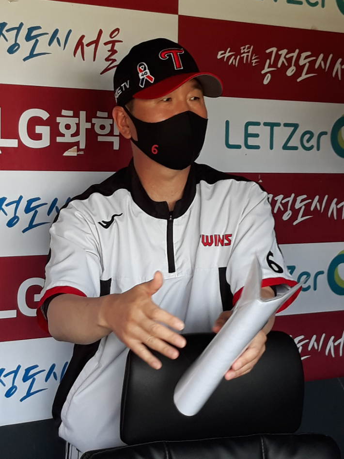 LG 류지현 감독이 21일 한화와 홈 경기를 앞두고 더그아웃에서 취재진의 질문에 답하고 있다. 노컷뉴스