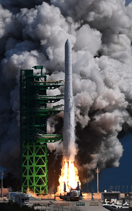 순수 국내 기술로 설계 및 제작된 한국형 발사체 누리호(KSLV-Ⅱ)가 21일 전남 고흥군 나로우주센터 발사대에서 화염을 내뿜으며 우주로 날아오르고 있다. 고흥=사진공동취재단