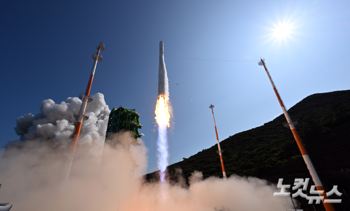 순수 국내 기술로 설계 및 제작된 한국형 발사체 누리호(KSLV-Ⅱ)가 지난 21일 전남 고흥군 나로우주센터 발사대에서 화염을 내뿜으며 우주로 날아오르고 있다. 사진공동취재단