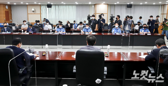 국민의힘 하태경 해수부 공무원 피격사건 진상조사 TF 위원장을 비롯한 위원들이 22일 인천 연수구 해양경찰청을 찾아 정봉훈 해양경찰청장과 대화하고 있다. 인천=국회사진취재단