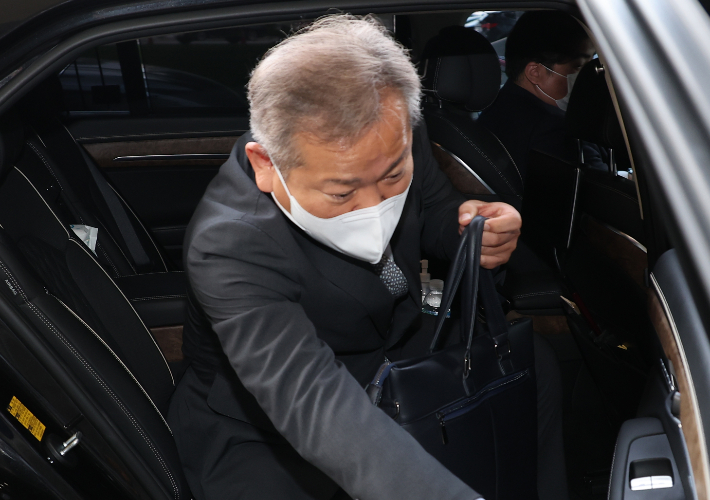 이상민 행정안전부 장관이 22일 오후 정부서울청사에서 퇴근하고 있다. 연합뉴스
