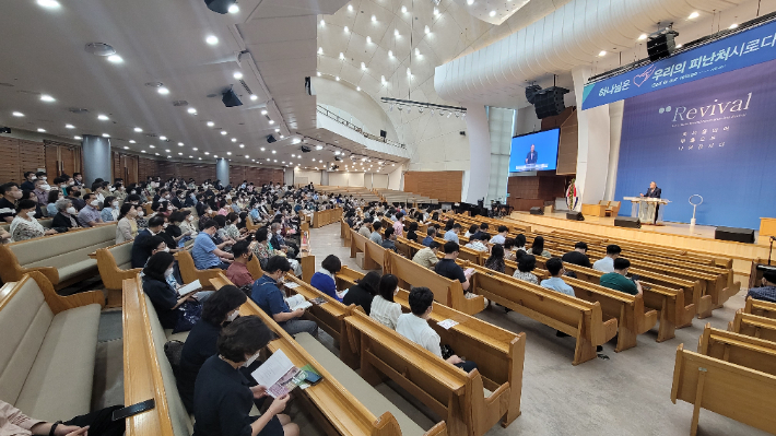 '언플랜드' 상영에 앞서 대전 새로남교회 오정호 담임목사가 생명에 대한 메시지를 전하고 있다. 한국가족보건협회 제공