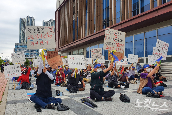 전북 완주군 상관면의 주민과 한일장신대학교 학생 등 100여 명이 23일 오전 전북지방환경청 앞에 모여 의료 폐기물 소각장 설치에 반대하고 나섰다. 송승민 기자