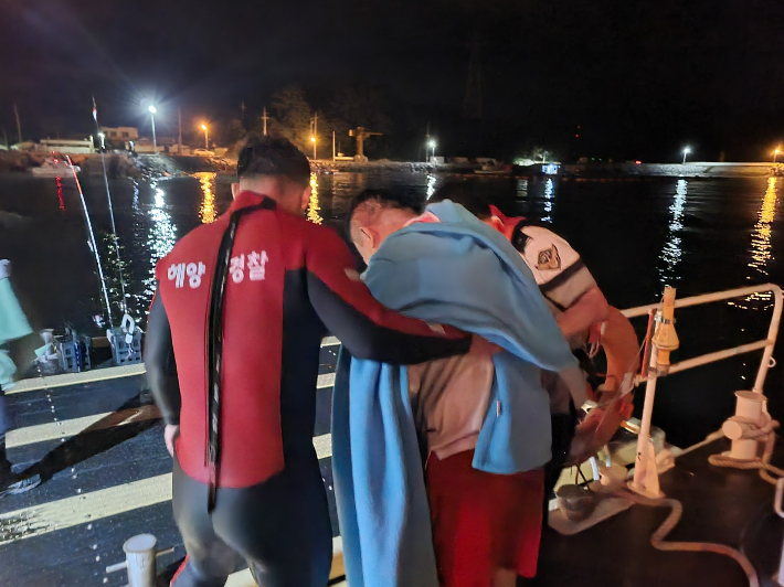 여수해경이 낚시를 하다 바다에 빠진 30대 남성을 구조하고 있다. 여수해경 제공