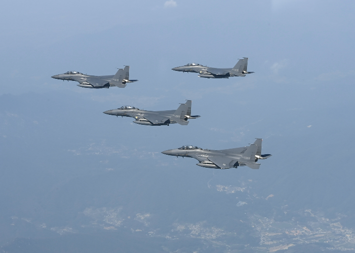 해인사 상공을 비행하는 F-15K 편대. 공군 제공