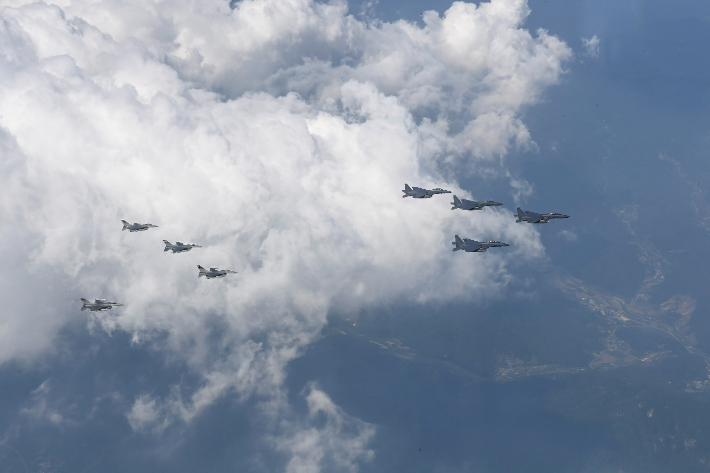 우리 공군 F-15K 편대와 미 공군 F-16 편대가 평택 상공에서 한미연합 초계비행을 하고 있다. 공군 제공