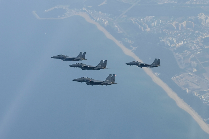 강릉 상공을 비행하는 F-15K 편대. 공군 제공