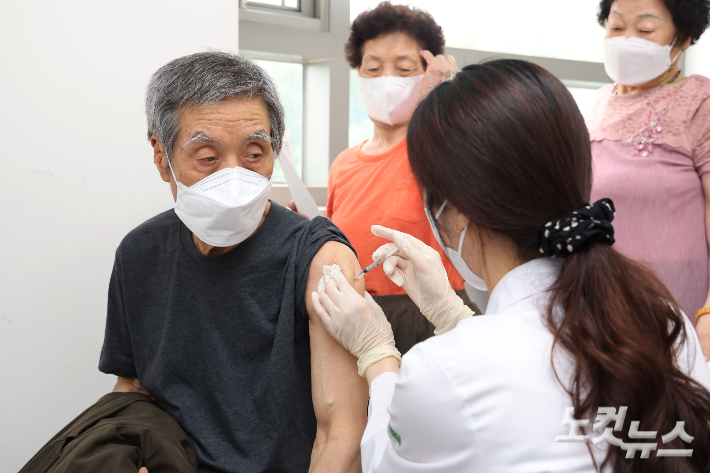 한 시민이 백신을 접종하고 있다. 사진공동취재단