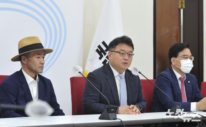 발언하는 김기윤 변호사