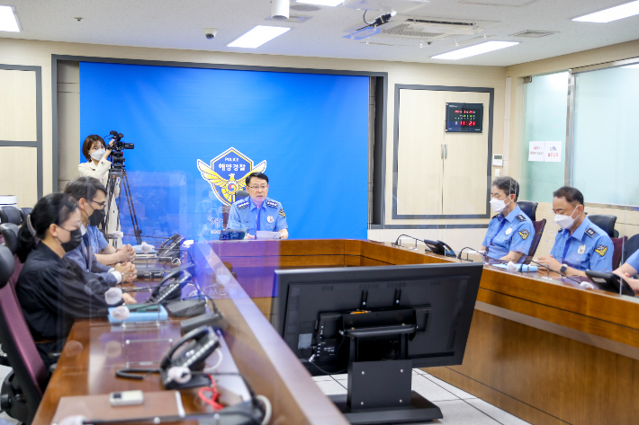 24일 인천 연수구 해양경찰청에서 열린 전국 지휘관 회의에서 정봉훈 해경청장이 사퇴 의사를 밝히는 모습. 해양경찰청 제공
