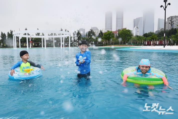 한강 수영장에서 즐거운 물놀이