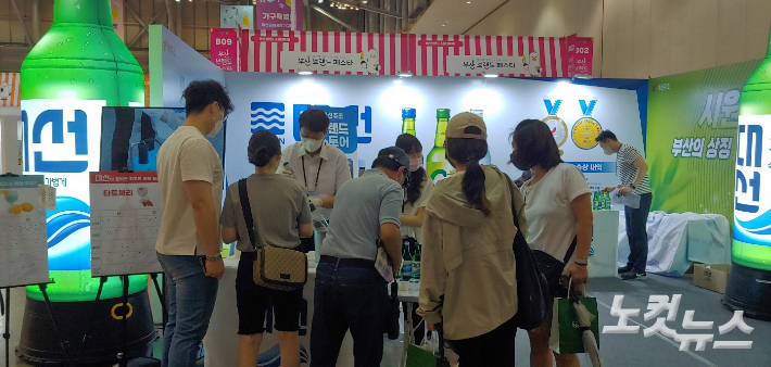 부산시민과 관광객들이 24일 개막한 '부산브랜드페스타 2022' 행사장을 찾아 쇼핑하고 있다. 박상희 기자 