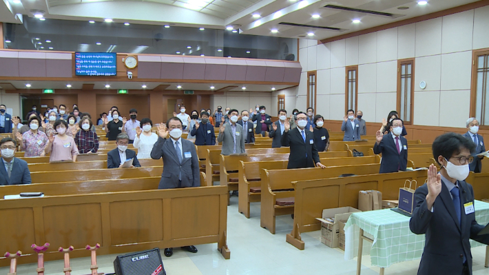 제9기 대구·경북시니어선교학교 8주 과정을 마무리 한 60여명의 학생들은 봉산성결교회에서 열린 수료식에 참석했다.