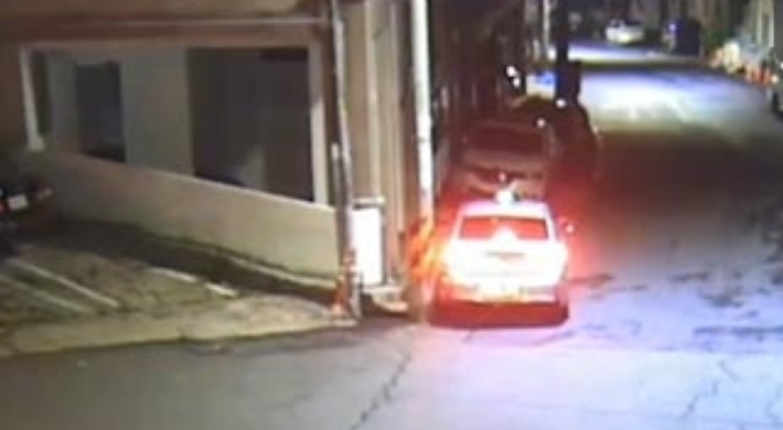 26일 오전 2시쯤 부산에서 50대 남성이 운행중인 택시 기사를 폭행하고 차량을 빼앗다 달아났다. 부산경찰청 제공한 동영상 캡쳐