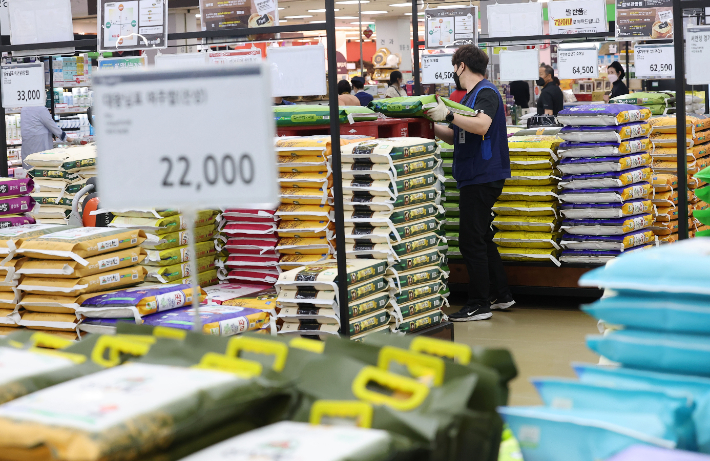쌀값 하락 폭이 45년 만에 최대치를 기록한 가운데 26일 오후 서울의 한 대형 마트에 쌀 상품이 쌓여 있다. 연합뉴스