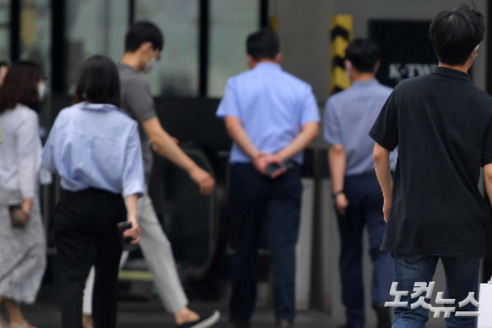서울 종로구의 한 거리에서 직장인들이 발걸음을 옮기고 있다. 박종민 기자
