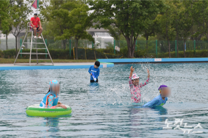 코로나19로 운영이 중단됐던 서울 한강 야외 수영장이 3년 만에 재개장한 24일 오후 서울 여의도야외수장에 어린이들이 물놀이를 즐기고 있다. 류영주 기자