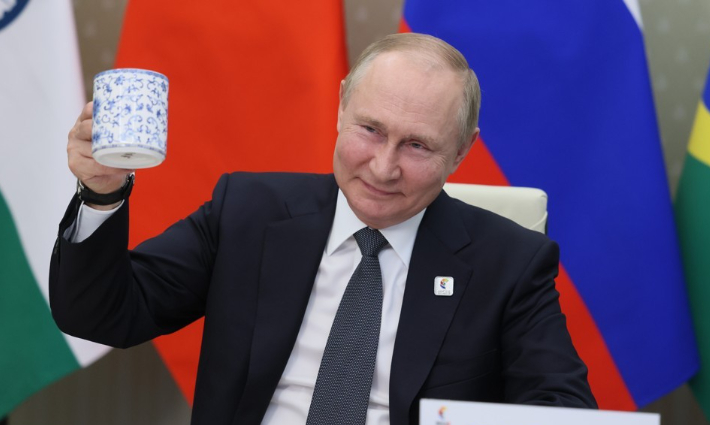 24일 블라디미르 푸틴 러시아 대통령이 모스크바 외곽 노보-오가료보에 있는 관저에서 화상으로 브릭스 정상회의에 참석하고 있다. 연합뉴스