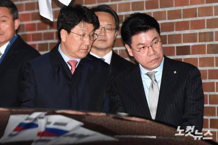 이명박 전 대통령에 대한 구속영장이 발부된 지난 2018년 3월 23일 서울 논현동 자택에서 권성동, 장제원 의원이 배웅하기 위해 기다리고 있다. 박종민 기자